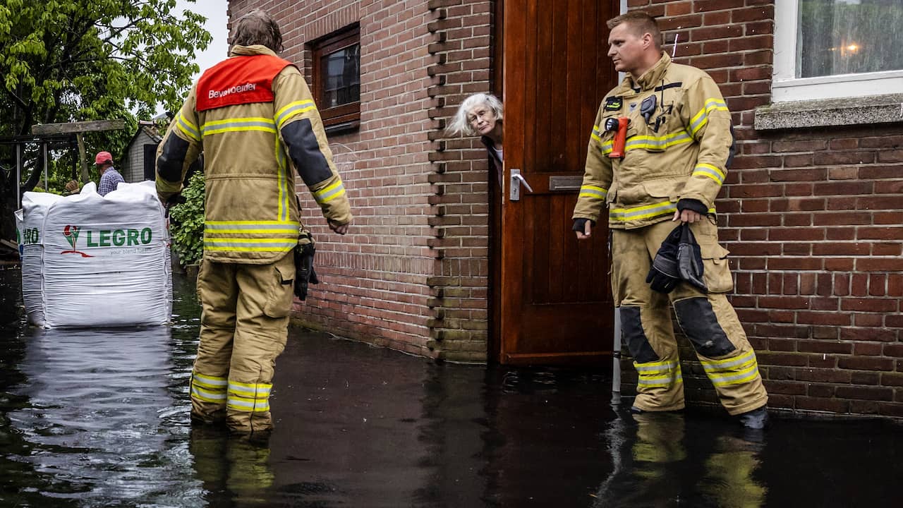 De hulpdiensten in Noord-Brabant, Gelderland en Limburg hebben het druk met wateroverlast als gevolg van zware regen- en onweersbuien