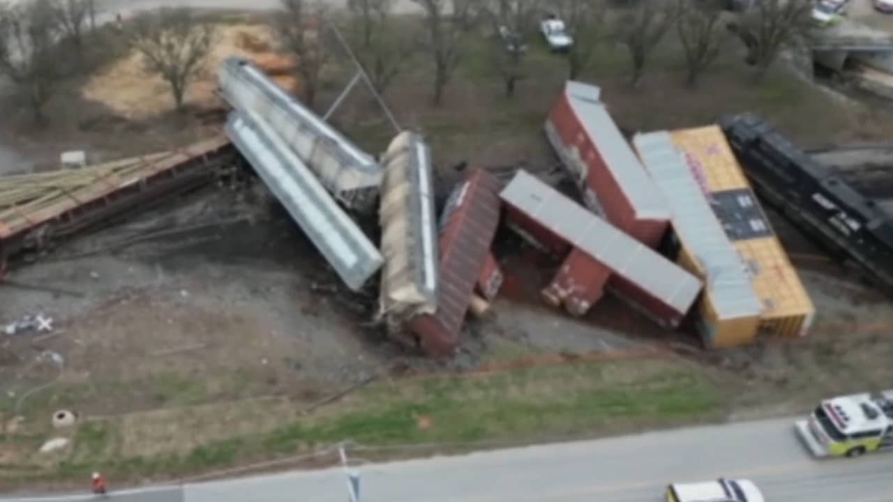 Luchtbeelden Tonen Ravage Na Ontsporing Goederentrein In VS | NU.nl