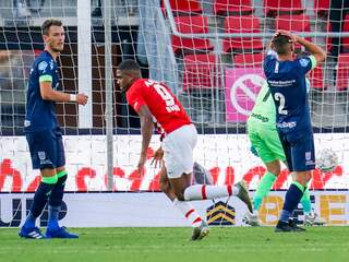 AZ speelt met tien man gelijk tegen PEC Zwolle in eerste competitieduel