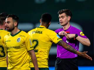 Fortuna-speler Janssen hekelt arbiter Kooij: 'Deze jongen kan niet fluiten'