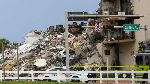 Het gebouw van twaalf verdiepingen langs de kust van Miami stortte donderdag als een kaartenhuis in elkaar.
