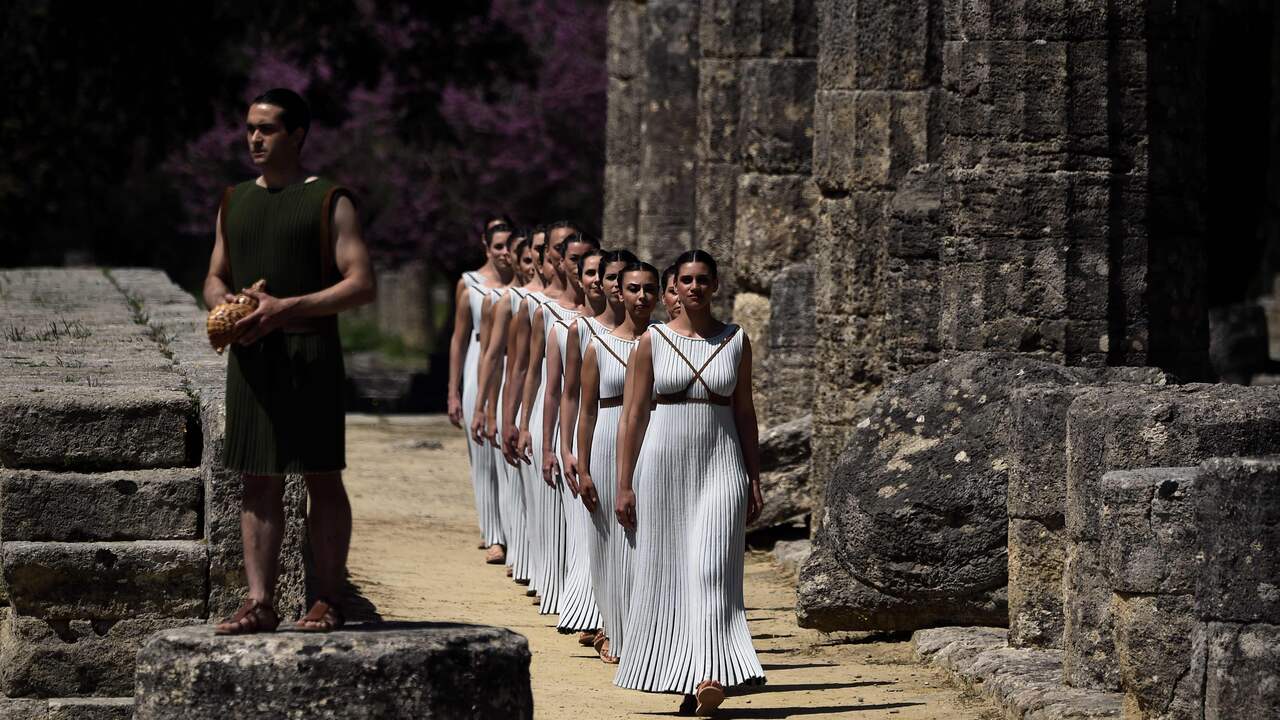 Olympische vlam in Olympia ontstoken