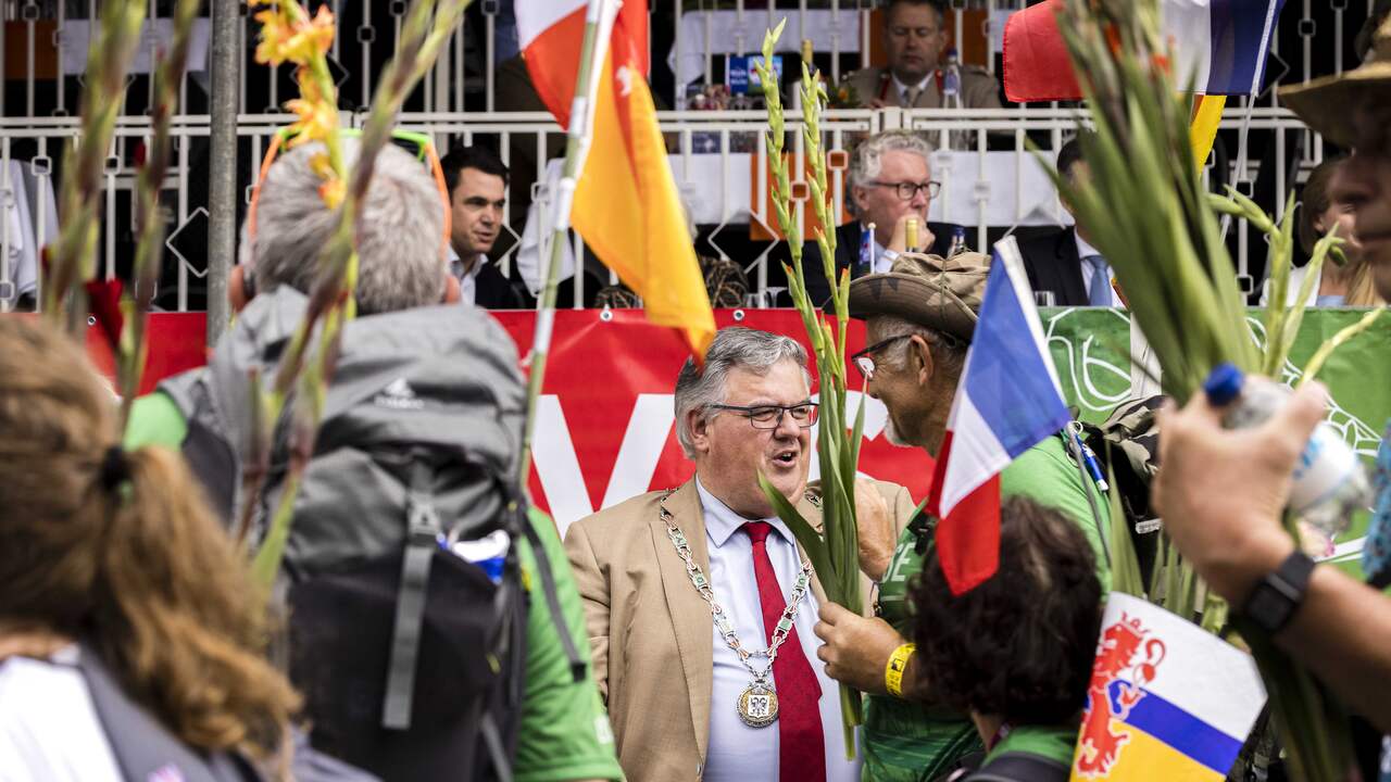 The mayor of Nijmegen Hubert Bruls is also present at the entry.