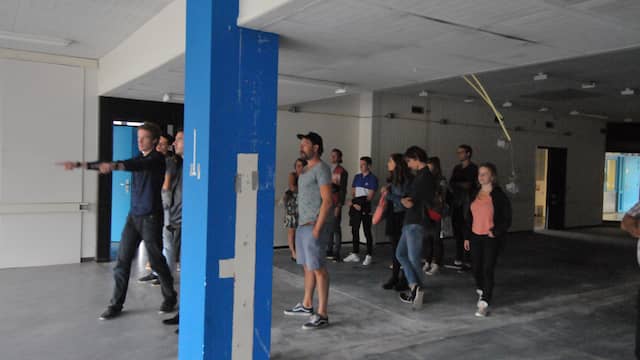Studenten bekijken het complex