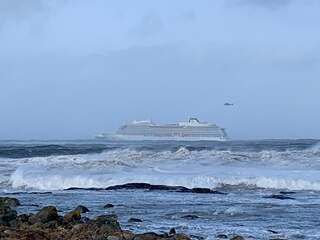 Gestrand cruiseschip Noorwegen vaart weer, passagiers geëvacueerd