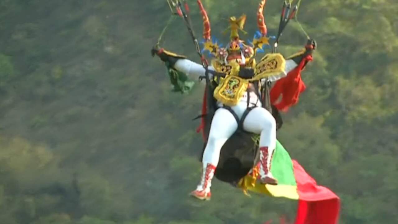 Beeld uit video: Paragliders springen in opvallende kostuums van Andesgebergte Bolivia