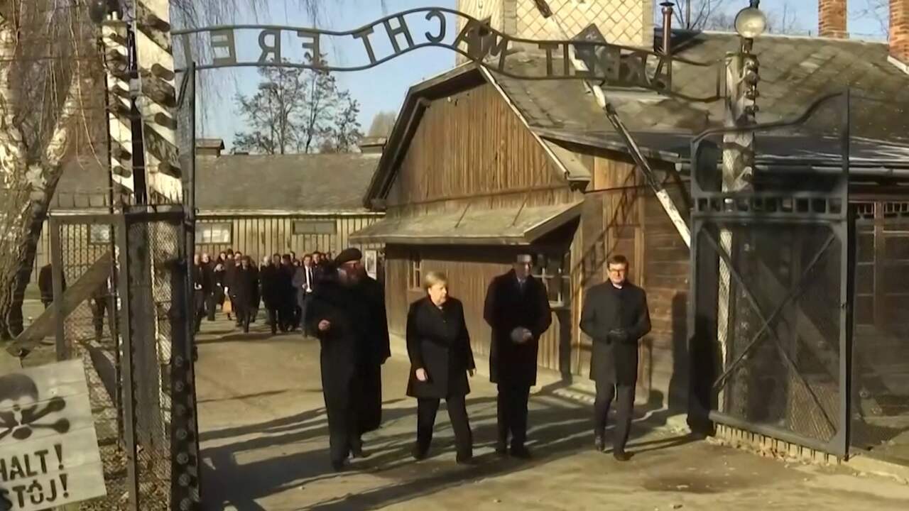 Merkel brengt voor het eerst bezoek aan Auschwitz-Birkenau