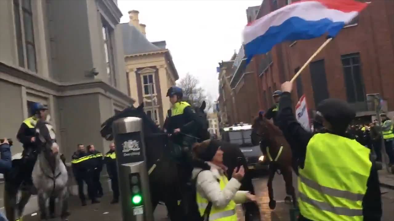 Beeld uit video: Politie beëindigt protest 'Gele Hesjes' in Den Haag