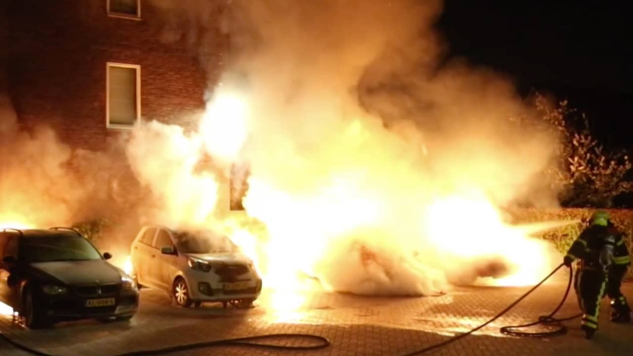 Beeld uit video: Brandweer blust vier autobranden in Nootdorp