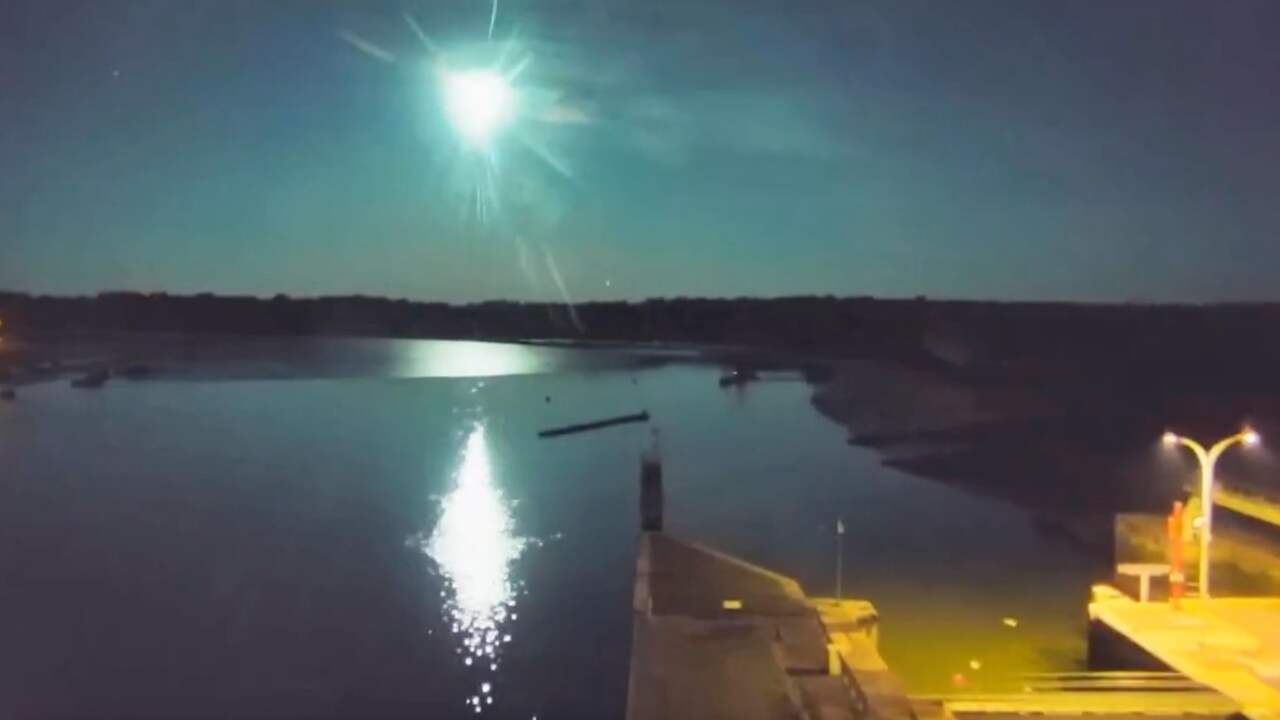 Beeld uit video: Meteoor verlicht hemel boven Noordwest-Frankrijk