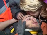 Reddingswerkers vinden Turkse jongen na 94 uur: 'Ik dronk urine'