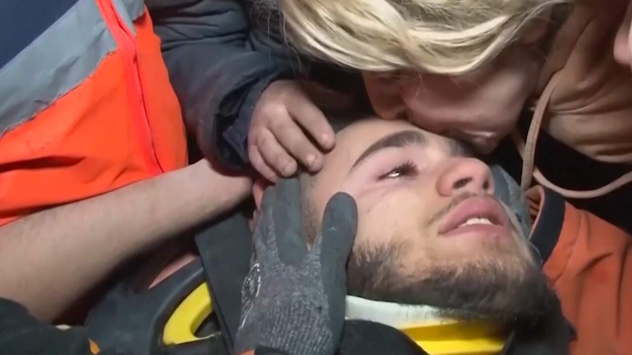 Beeld uit video: Reddingswerkers vinden Turkse jongen na 94 uur: 'Ik dronk urine'