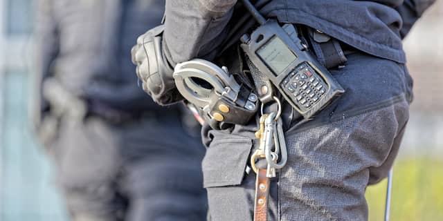Feestgangers keren zich tegen politie in Berghem, twee agenten gewond:.