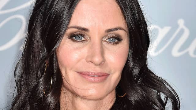 Beeld uit video: Friends-actrice Courteney Cox speelt I'll be there for you op de piano