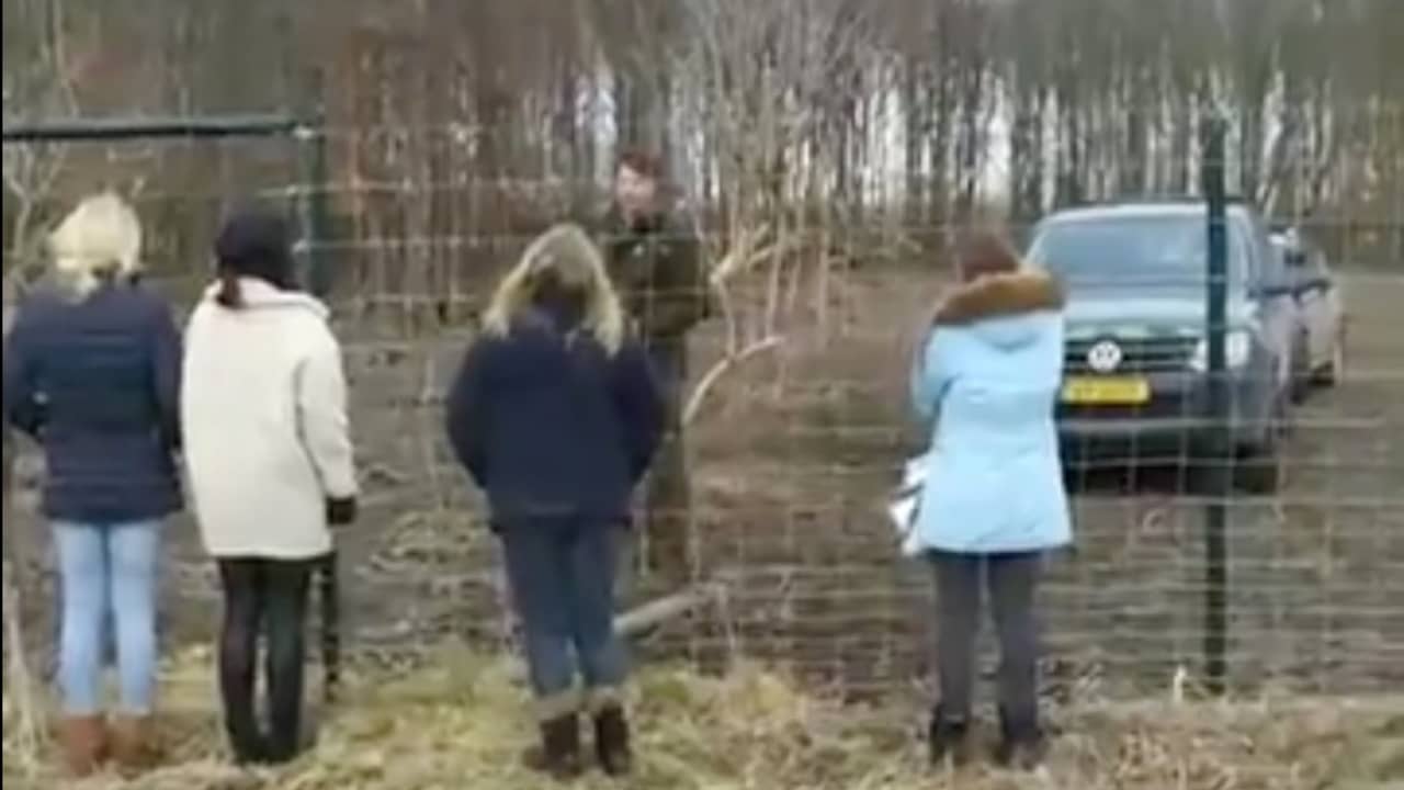 Beeld uit video: Actievoerder schrikt na horen van knal afgeschoten hert
