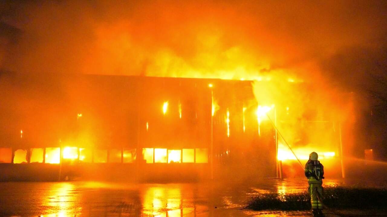Brandweer bestrijdt grote brand op een industrieterrein in Aalten