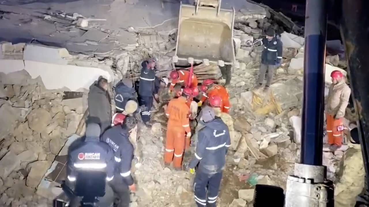 Beeld uit video: Koe herenigd met Turkse boer na 11 dagen onder puin