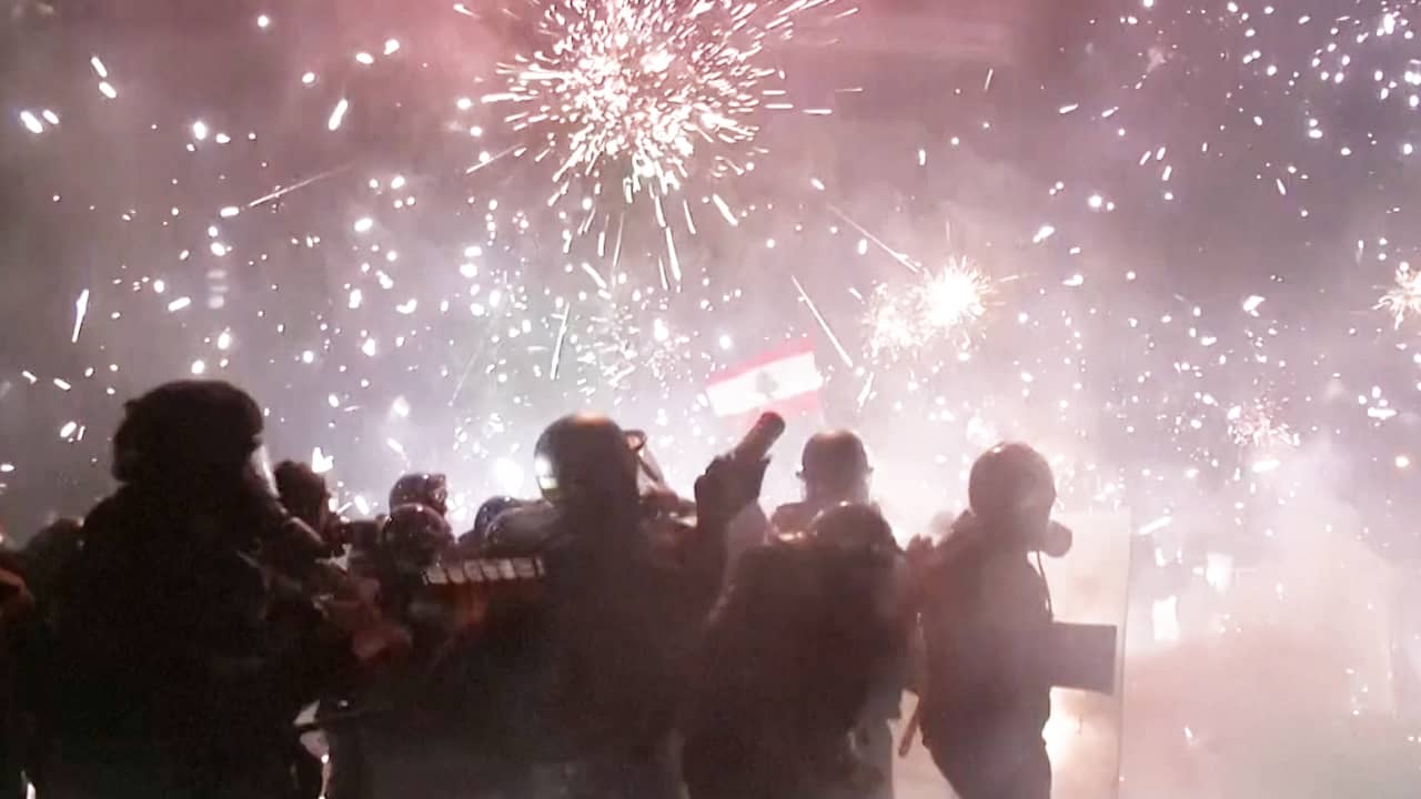 Betogers in Libanon schieten vuurwerk naar politie bij protesten
