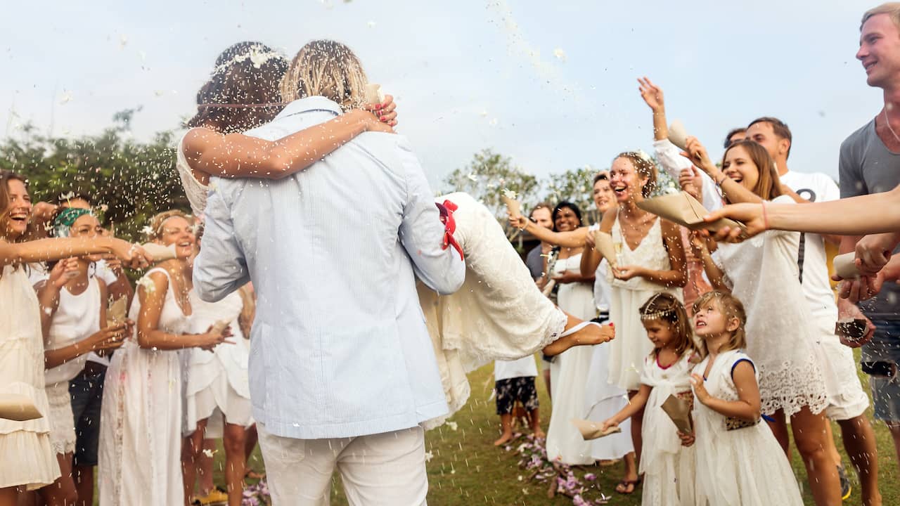 de sneeuw Toegangsprijs Aanklager Huwelijksseizoen is in volle gang: zoveel kost een bruiloft (en dit geef je  als gast) | Geld | NU.nl
