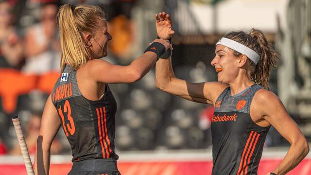 Caia van Maasakker en Eva de Goede vieren een van de treffers. (Foto: Pro Shots)