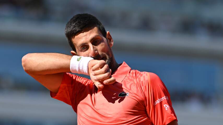Uitgefloten Djokovic gaat pas na 3,5 uur tennis ronde verder op Roland Garros