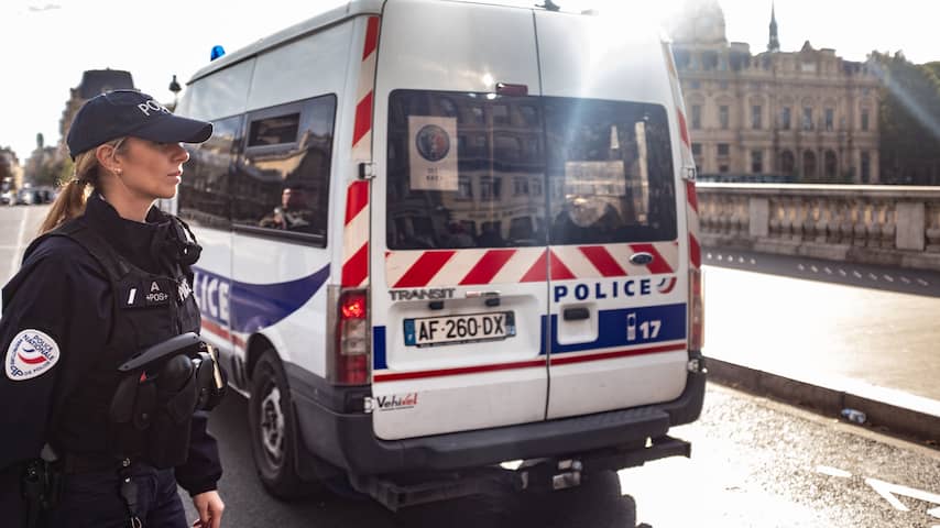 Franse politie houdt vier mensen aan na onthoofding leraar in voorstad Parijs