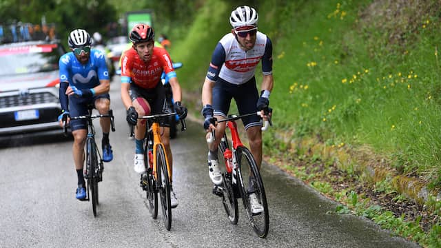 Bauke Mollema (rechts) vormde op slotklim een kopgroep met Dario Cataldo (links) en Gino Mäder (midden).
