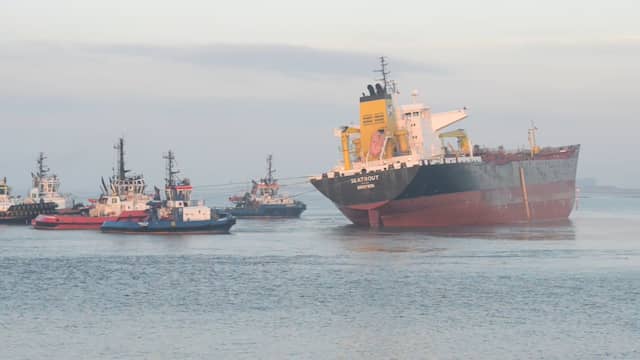 Boten proberen vastgelopen schip weg te trekken op Westerschelde