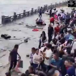 Video | Metershoge golven sleuren Chinese toeschouwers mee