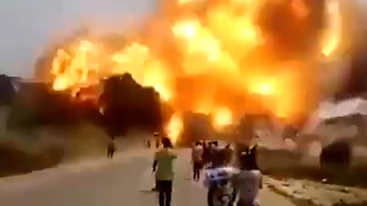 Beeld uit video: Ghanees filmt enorme explosie na crash vrachtauto bij goudmijn