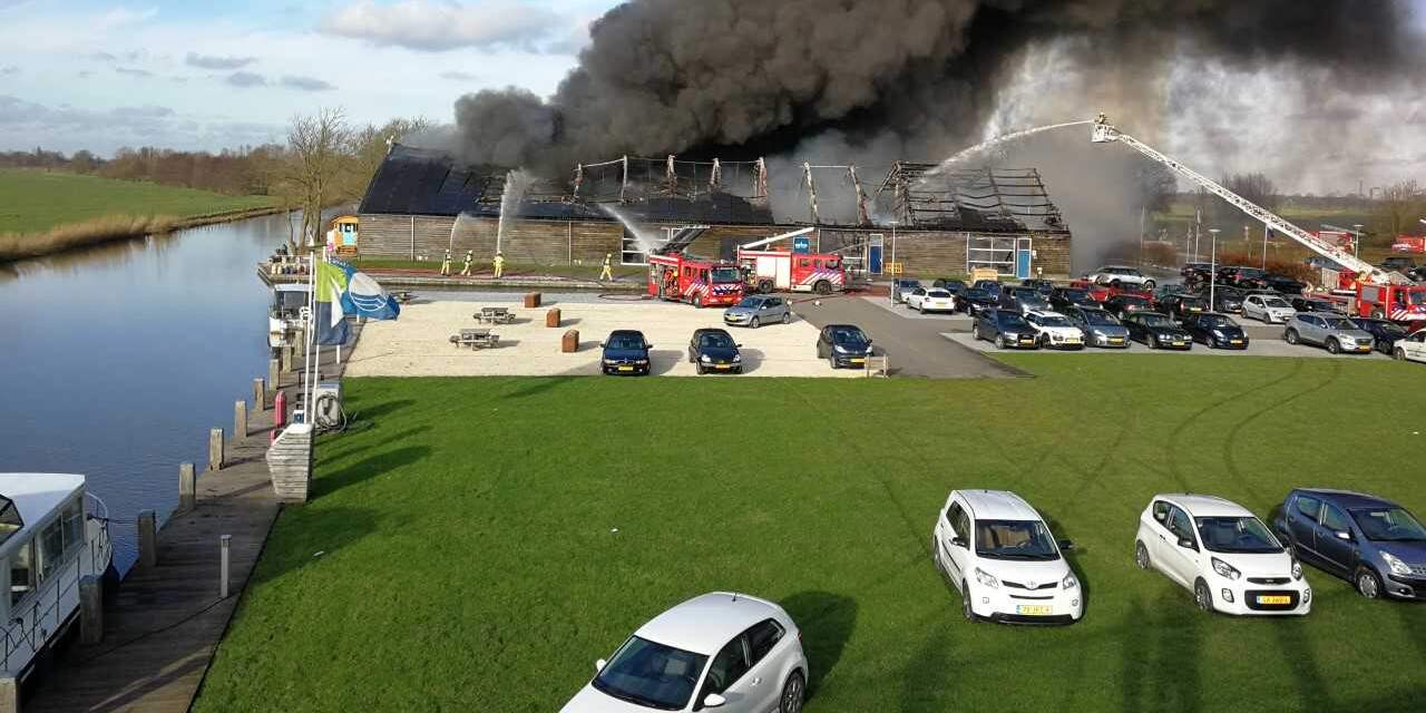 Veel rookontwikkeling door grote brand in botenloods IJsselstein