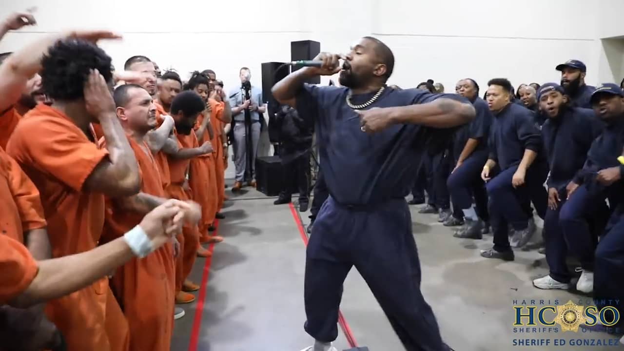 Kanye West geeft verrassingsoptreden in Amerikaanse gevangenis
