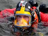 Duikers van brandweer redden drenkeling uit water Bunschoten