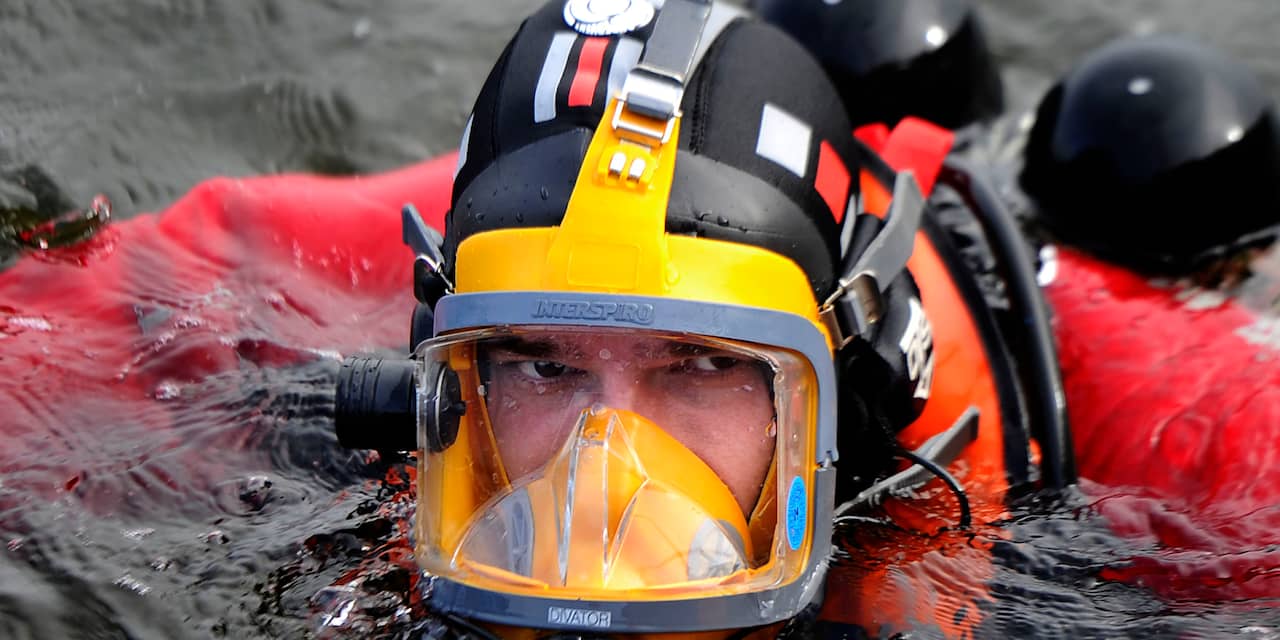 Duikers van brandweer redden drenkeling uit water Bunschoten