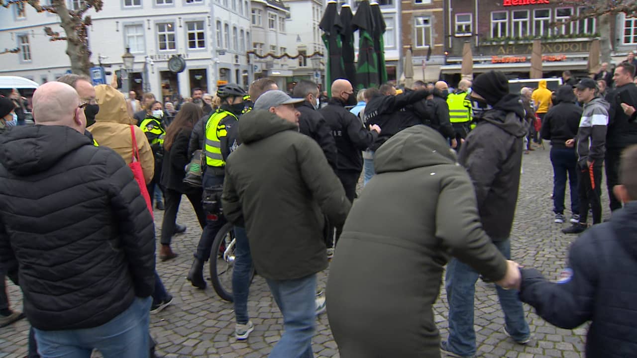 Beeld uit video: Politie grijpt in bij KOZP-protest dat honderden tegenbetogers trekt