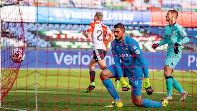 Jens Toornstra maakt op slag van rust de 1-0 in De Kuip.
