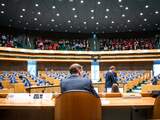 Ouders in tranen op tribune tijdens debat over kinderopvangtoeslagaffaire