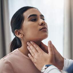 Heb je vaak een brok in je keel? 'Stress kan je letterlijk naar de keel grijpen'