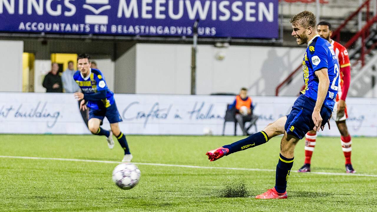 Michael de Leeuw maakt vanaf de penaltystip zijn tweede doelpunt voor Willem II.