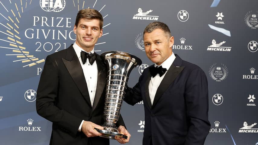 Onnauwkeurig pion diepgaand Verstappen neemt trofee voor wereldtitel in ontvangst op FIA-gala | Formule  1 | NU.nl