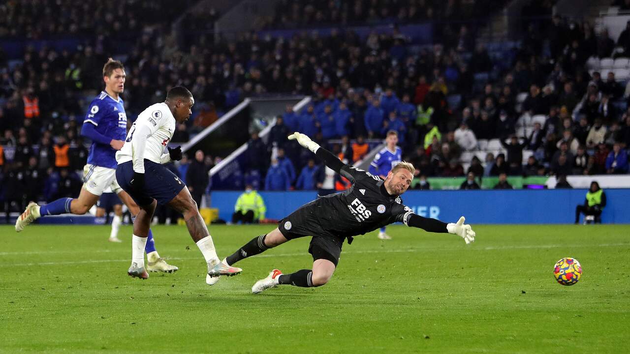 Steven Bergwijn is op weg naar het winnende doelpunt tegen Leicester City.