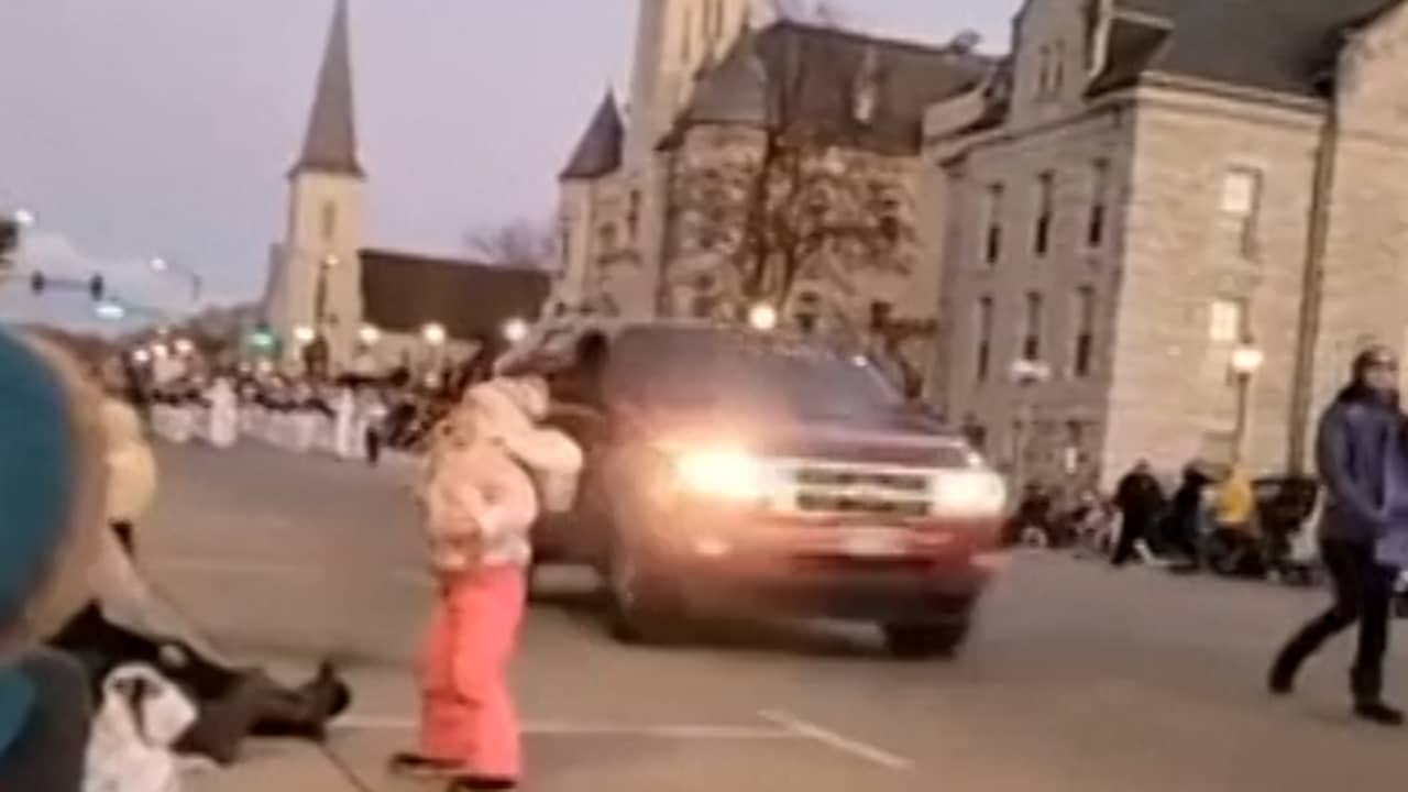 Beeld uit video: Politie schiet op SUV die op kerstparade in VS inreed