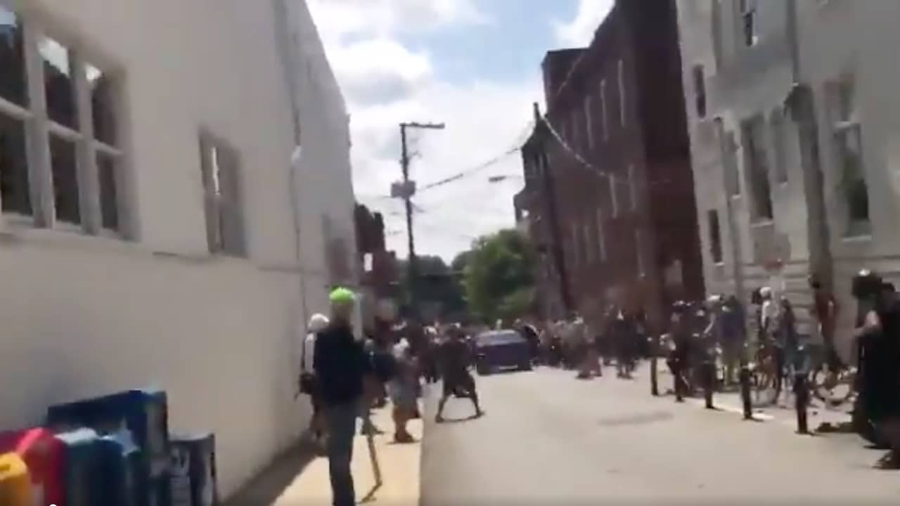 Beeld uit video: Auto rijdt in op stoet en schept meerdere demonstranten in Charlottesville