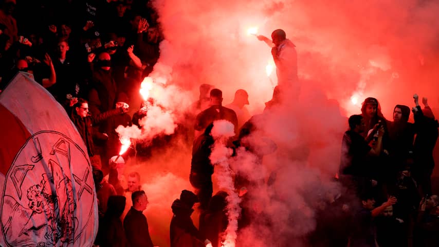 Politie maant Ajax-supporters geen vuurwerk af te steken