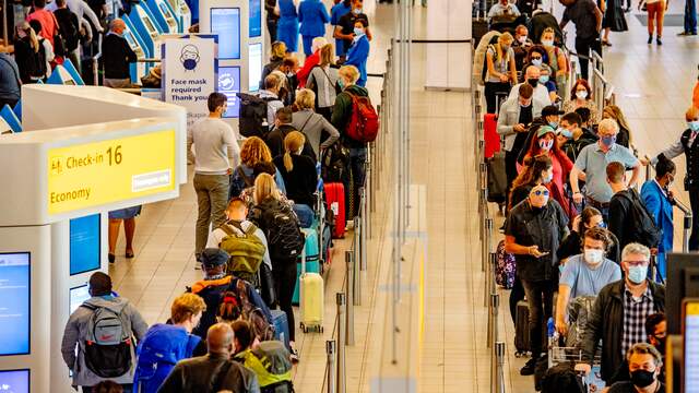 Door versoepelingen is het tijdens de zomervakantie weer druk op Schiphol. Nederlanders gaan massaal op vakantie om de coronazorgen even te vergeten.
