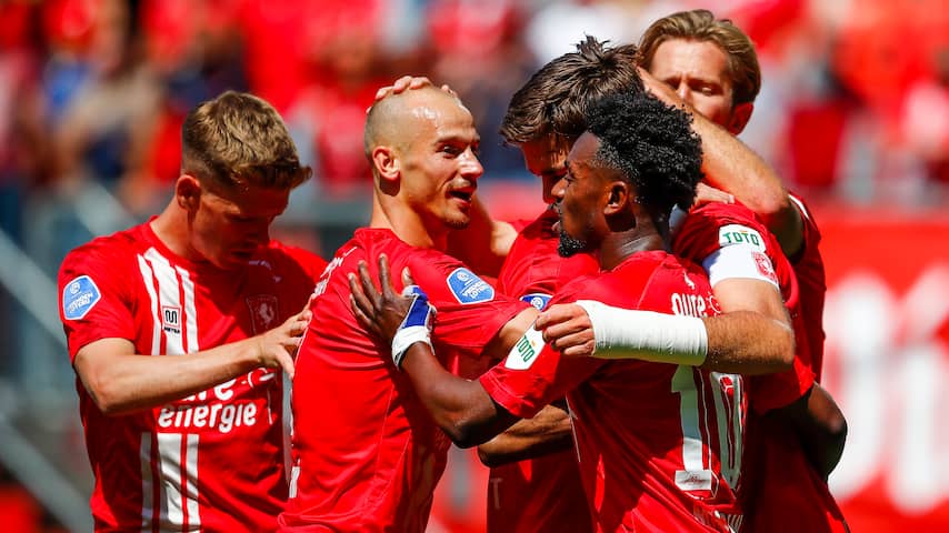 FC Twente laat Heerenveen kansloos in Grolsch Veste en is finalist in play-offs