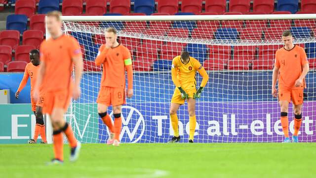 De spelers van Jong Oranje druipen af na de late gelijkmaker.