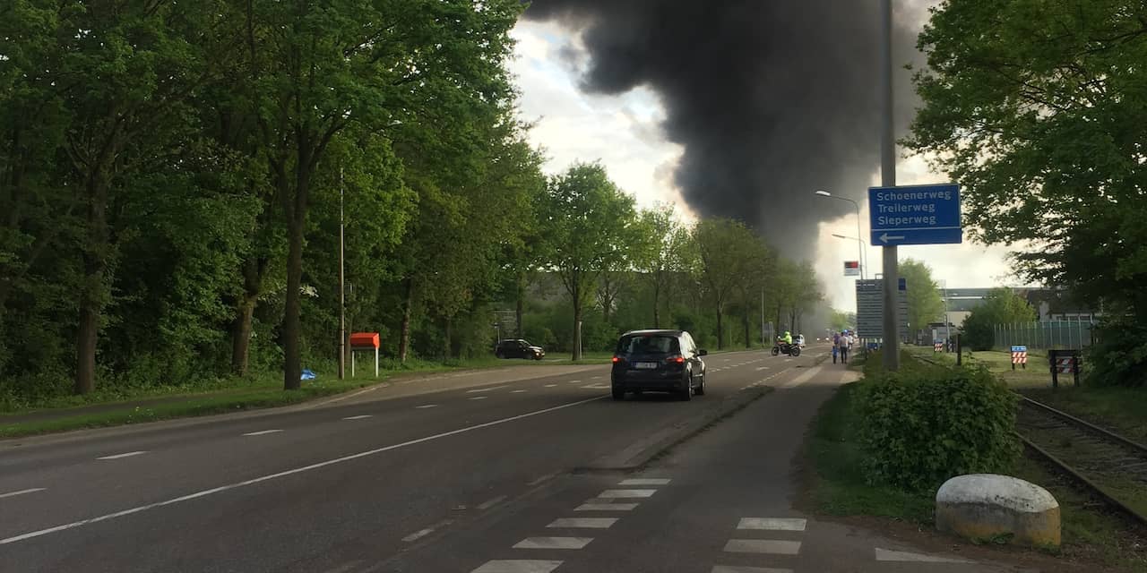 Brand bij rubberbedrijf legt dikke rookwolken over Maastricht