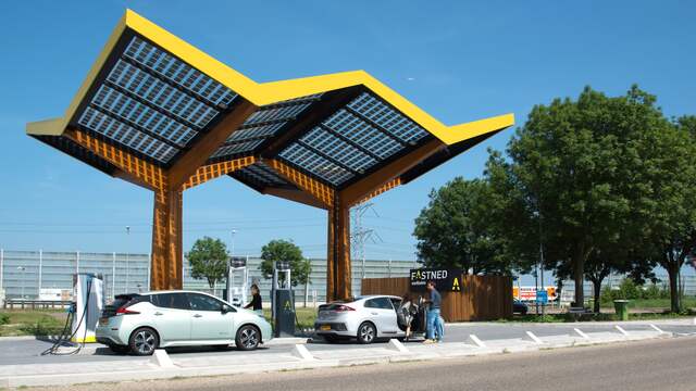 Meerdere auto's bij het laadstation; daar heb je niet gauw last van.