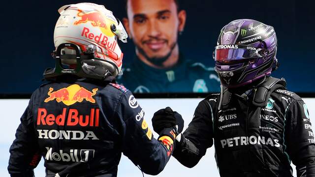 Max Verstappen feliciteert Lewis Hamilton met zijn zege van zondag in Portimão.